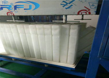 เชิงพาณิชย์เครื่องทำน้ำแข็งกลมบล็อก 3 ตันกำลังการผลิต Aliminium จานวัสดุ Molds น้ำแข็ง